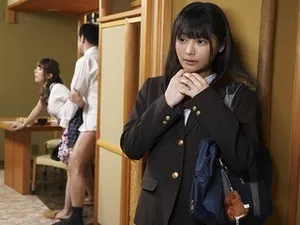 十几岁的女儿抢走了她母亲的丈夫。